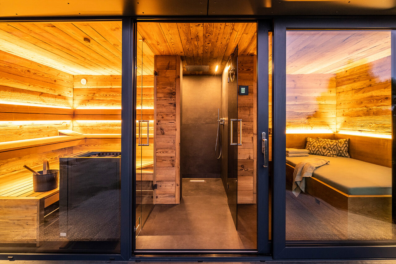 Hochwertige Außensauna mit Ruheraum, Dusche und Sauna aus Altholz. Maßanfertigung der corso sauna manufaktur.