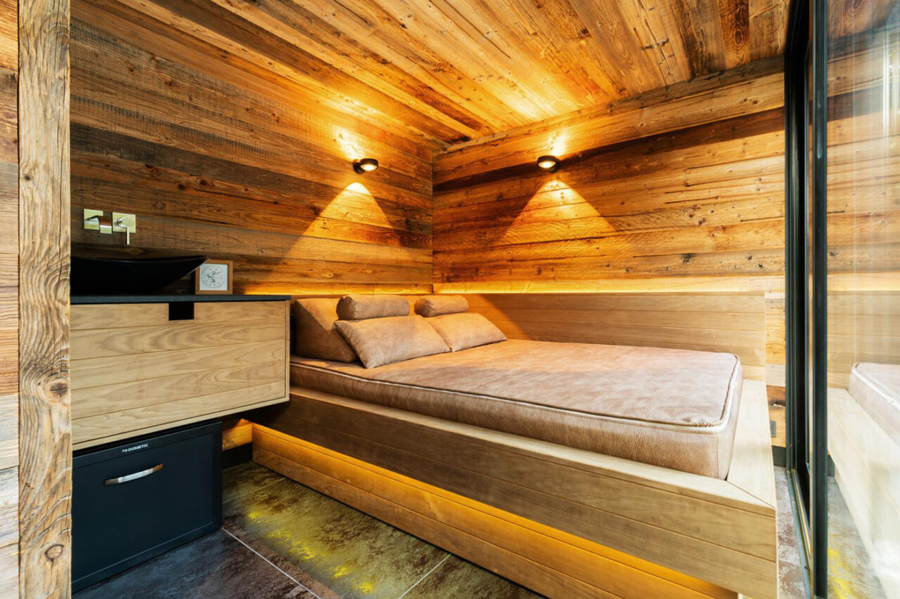 Luxus Außensauna: individuell geplante und gebaute Gartensauna in Altholz mit Sauna, Ruheraum mit Wasserbett und Regendusche von Dornbracht sowie Verdunkelung von Warema