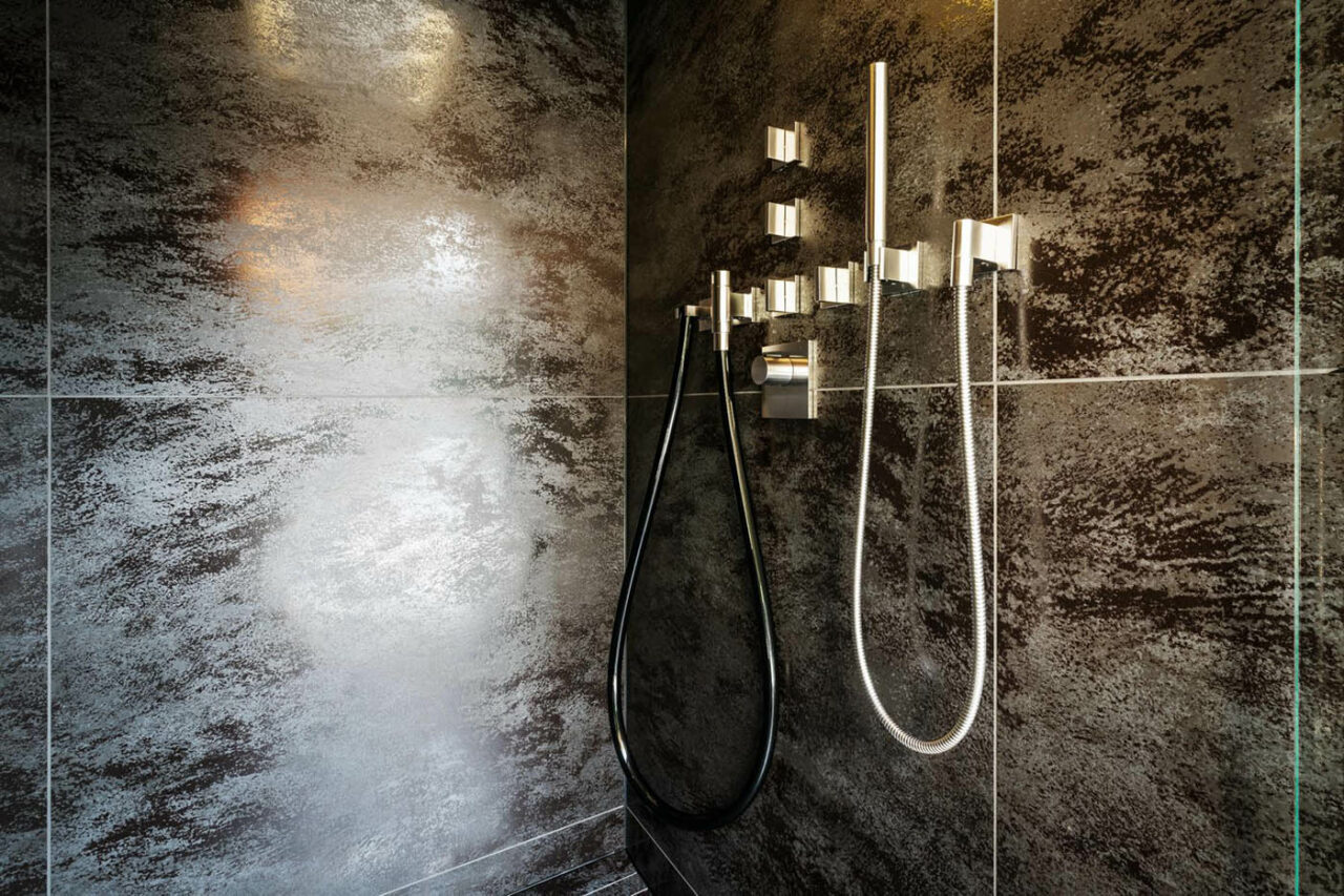 Luxus Außensauna: individuell geplante und gebaute Gartensauna in Altholz mit Sauna, Ruheraum mit Wasserbett und Regendusche von Dornbracht sowie Verdunkelung von Warema