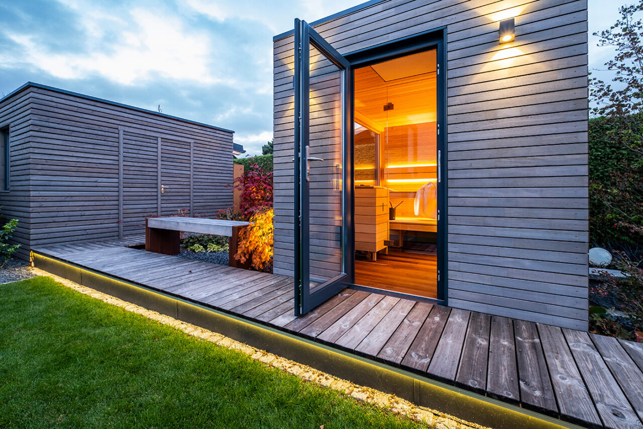 Moderne Gartensauna: Maßanfertigung mit Glas Elementen und Vorraum. Hochwertige Verarbeitung. corso sauna manufaktur.