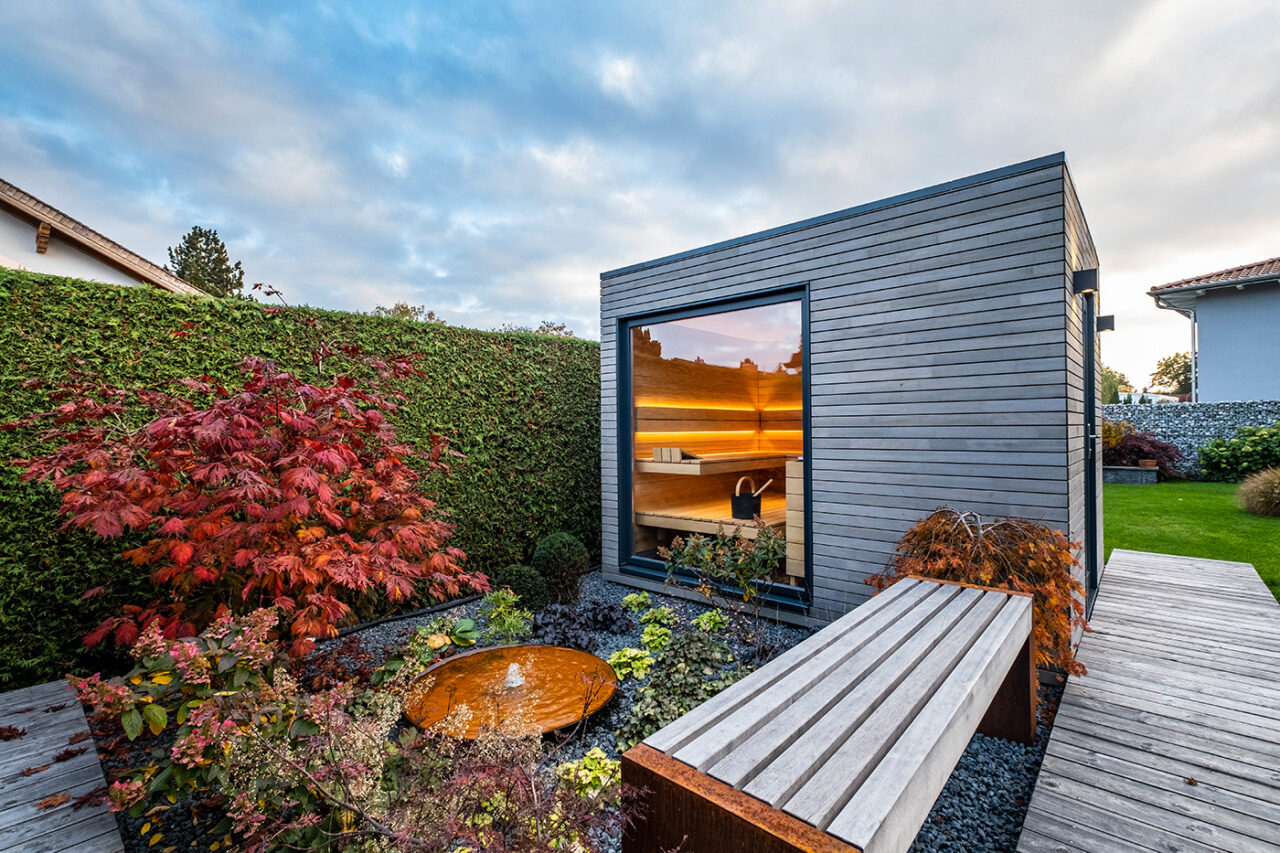 Moderne Gartensauna mit Vorraum: Maßanfertigung mit Glas Elementen und Vorraum. Hochwertige Verarbeitung. corso sauna manufaktur.