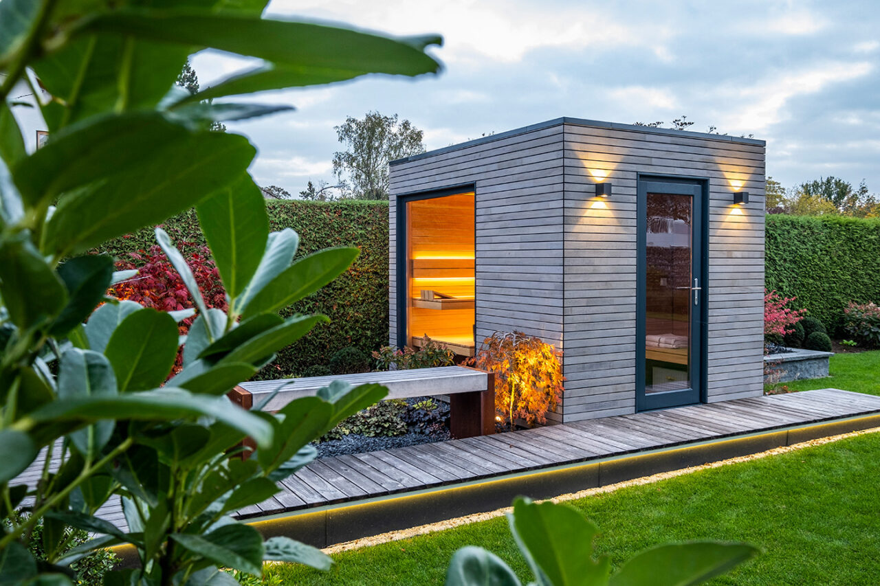 Moderne Gartensauna mit Vorraum: Maßanfertigung mit Glas Elementen und Vorraum. Hochwertige Verarbeitung. corso sauna manufaktur.