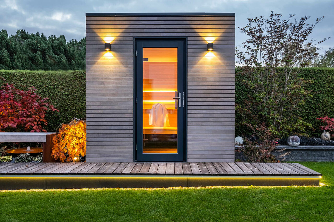 Moderne Gartensauna mit Vorraum: Maßanfertigung mit Glas Elementen und Vorraum. Hochwertige Verarbeitung. corso sauna manufaktur.