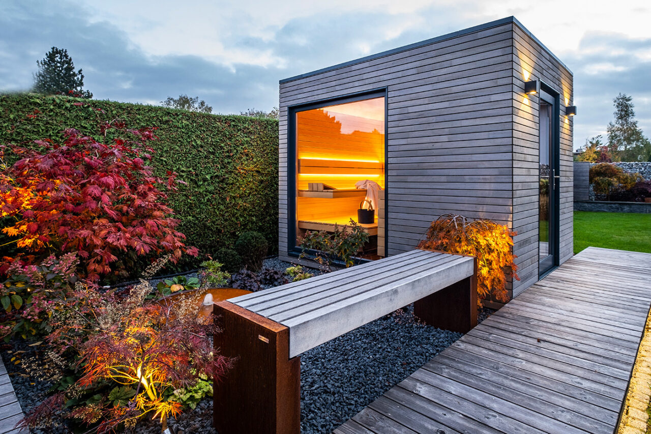 Moderne Gartensauna mit Vorraum: Maßanfertigung mit Glas Elementen und Vorraum. Hochwertige Verarbeitung. corso sauna manufaktur.