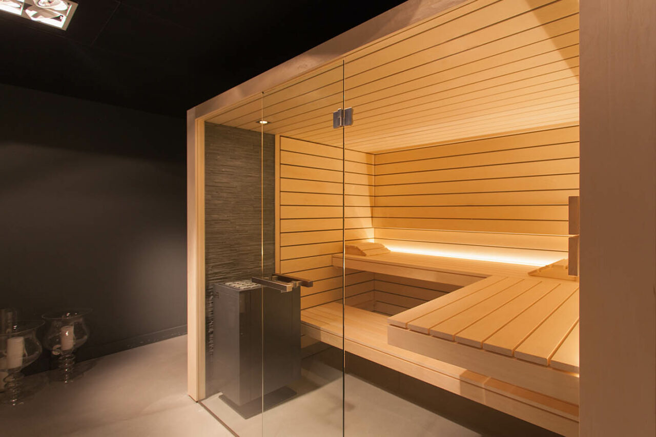 Sauna Ausstellung - Premium Sauna mit Glasfront - moderne Sauna für Zuhause mit frei stehendem Saunaofen und schwebender Saunabank. Helles Espenholz in geradliniger Ausführung.