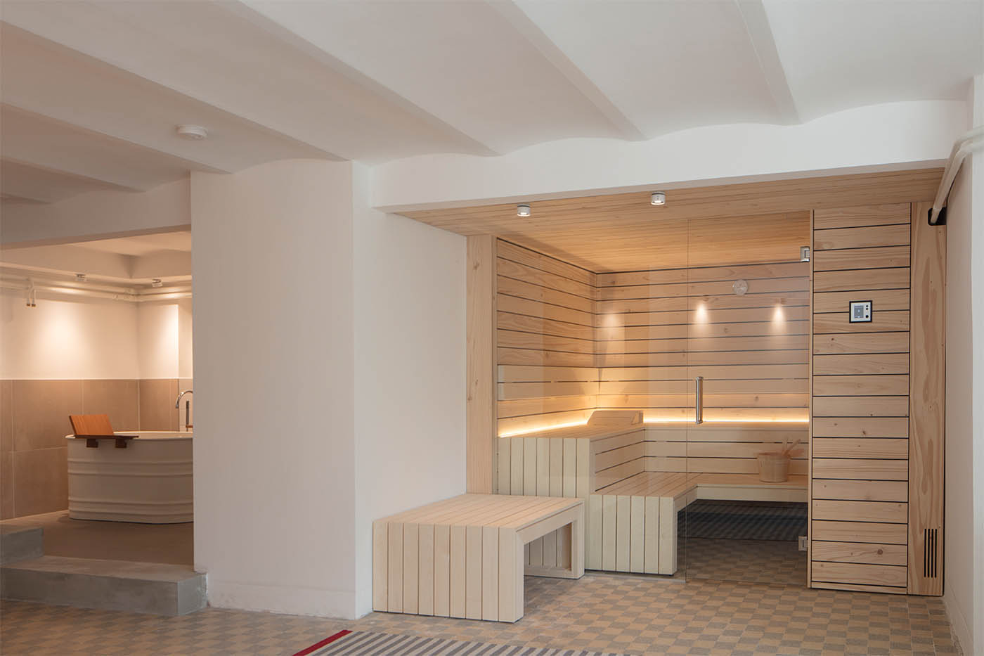 Saunabau Bremen: helle Sauna mit Glasfront und nach außen verlängerten Saunabänken in einer Altbau-Villa Nahe Bremen