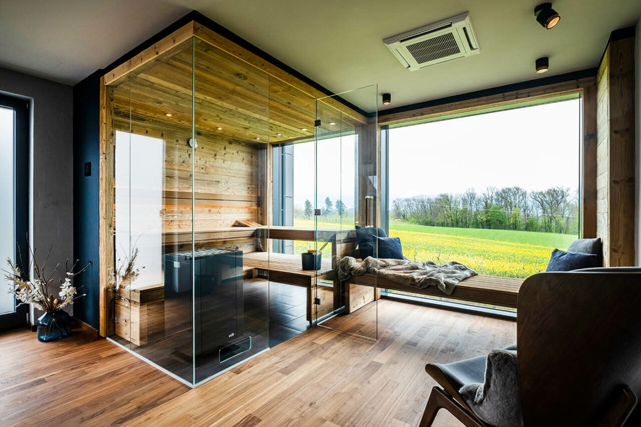 Sauna auf Garagendach: Altholzsauna in Maßanfertigung mit Glasfront und integriertem Außenfenster. Anbau bzw. Aubau auf dem Garagendach. Saunabau Hannover. Saunabau Oldenburg.