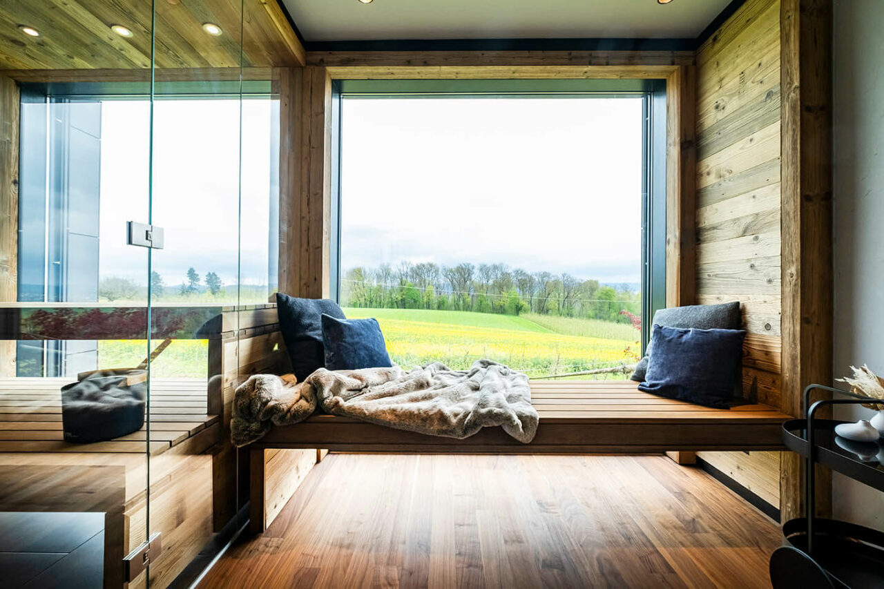 Sauna auf Garagendach: Altholzsauna in Maßanfertigung mit Glasfront und integriertem Außenfenster. Anbau bzw. Aubau auf dem Garagendach.