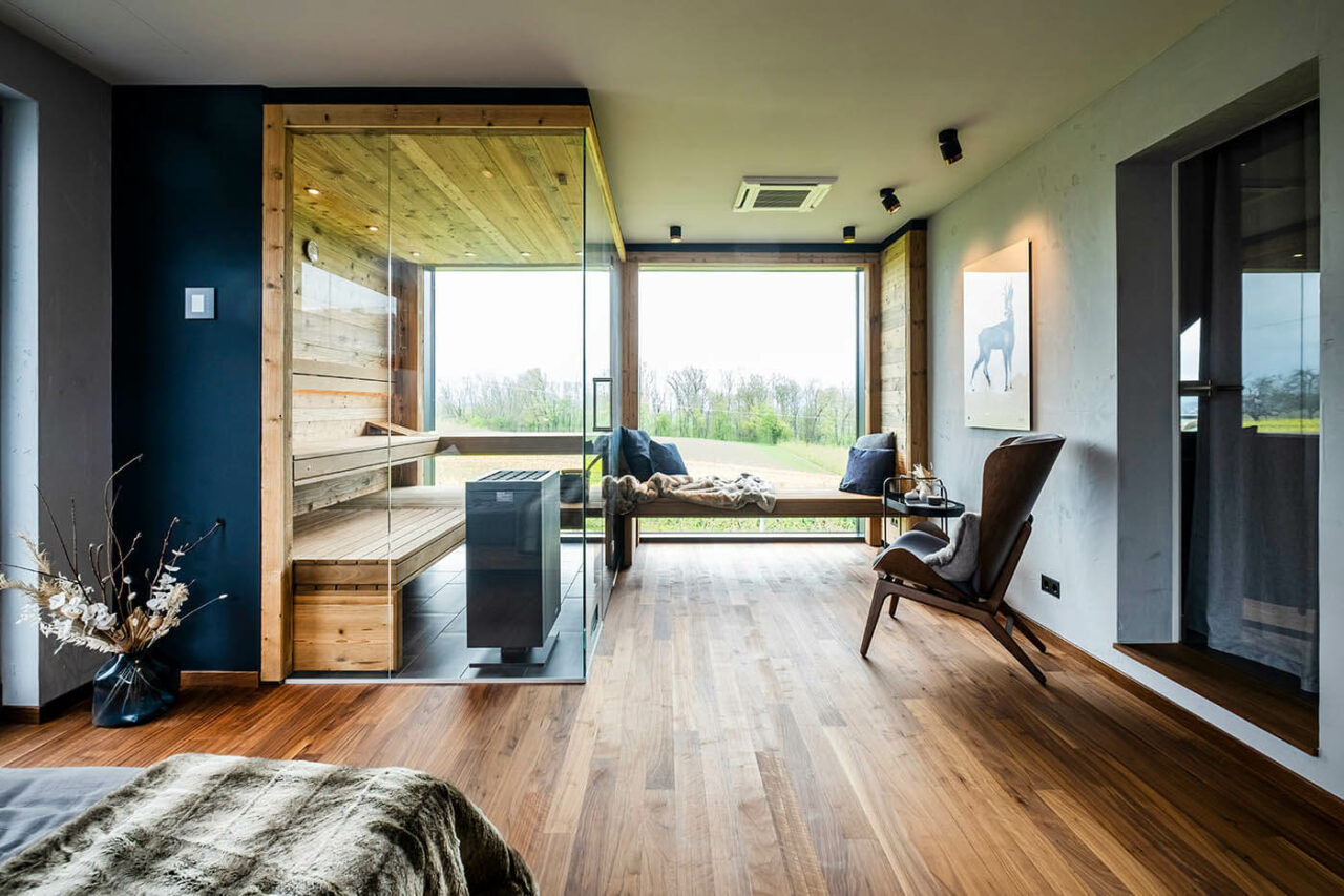 Sauna auf Garagendach: Altholzsauna in Maßanfertigung mit Glasfront und integriertem Außenfenster. Anbau bzw. Aubau auf dem Garagendach.