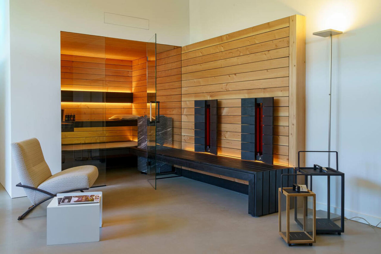 Sauna schwarzes Holz: maßgefertigte Sauna mit Glasfront in Douglasie kombiniert mit schwarzer Pappel