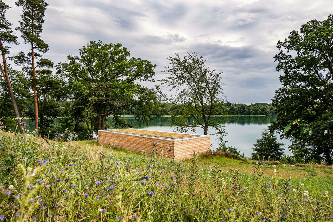 Außensauna Hotel: Gartensauna im Außenbereich direkt am See beim Hotel Lichtenberg mit Ruheraum und Dusche. Innengestaltung in Altholz, Außengestaltung passend zum Hotel.