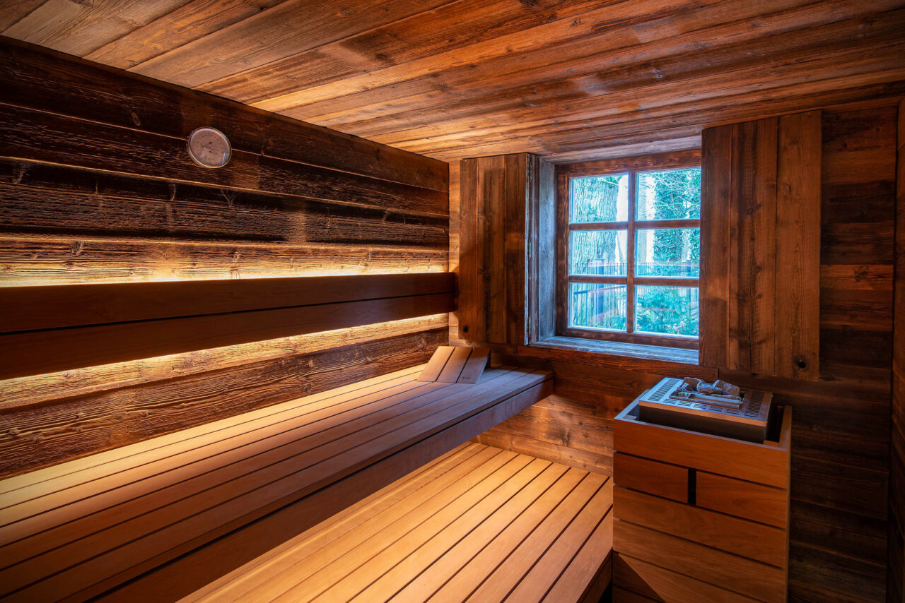 Sauna nach Maß direkt vom Saunabauer: Altholz Sauna als Innensauna mit integriertem Außenfenster und elektrischem EOS Saunaofen. Saunahersteller: corso sauna manufaktur