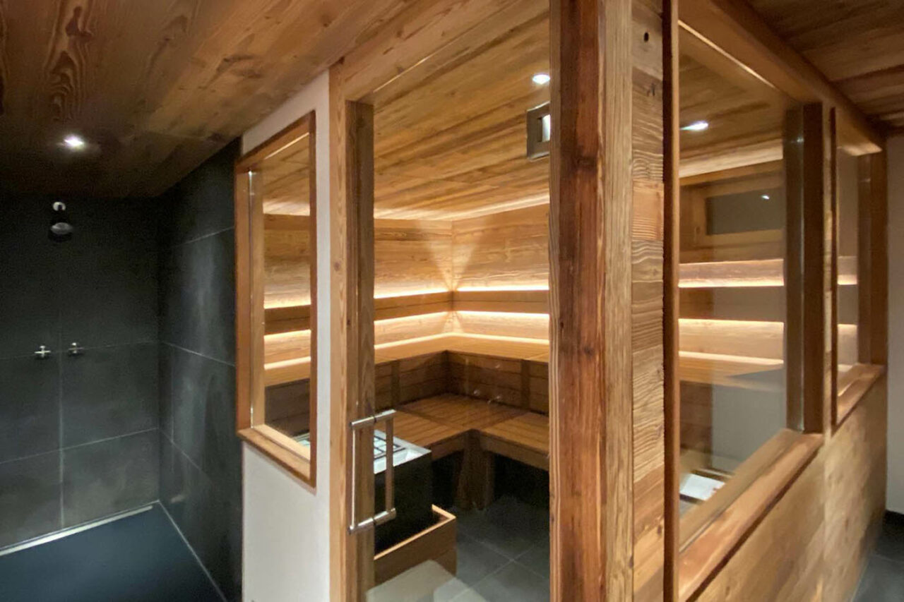 Sauna im Keller mit direkt daneben anschließender Dusche und integriertem Außenfenster