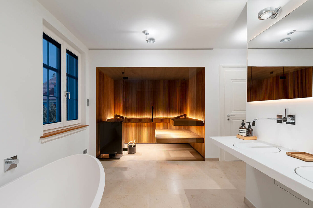 Sauna Massanfertigung in Thermo Espe in Stäbchenoptik mit Glasfront. Saunabau Frankfurt und Umgebung.