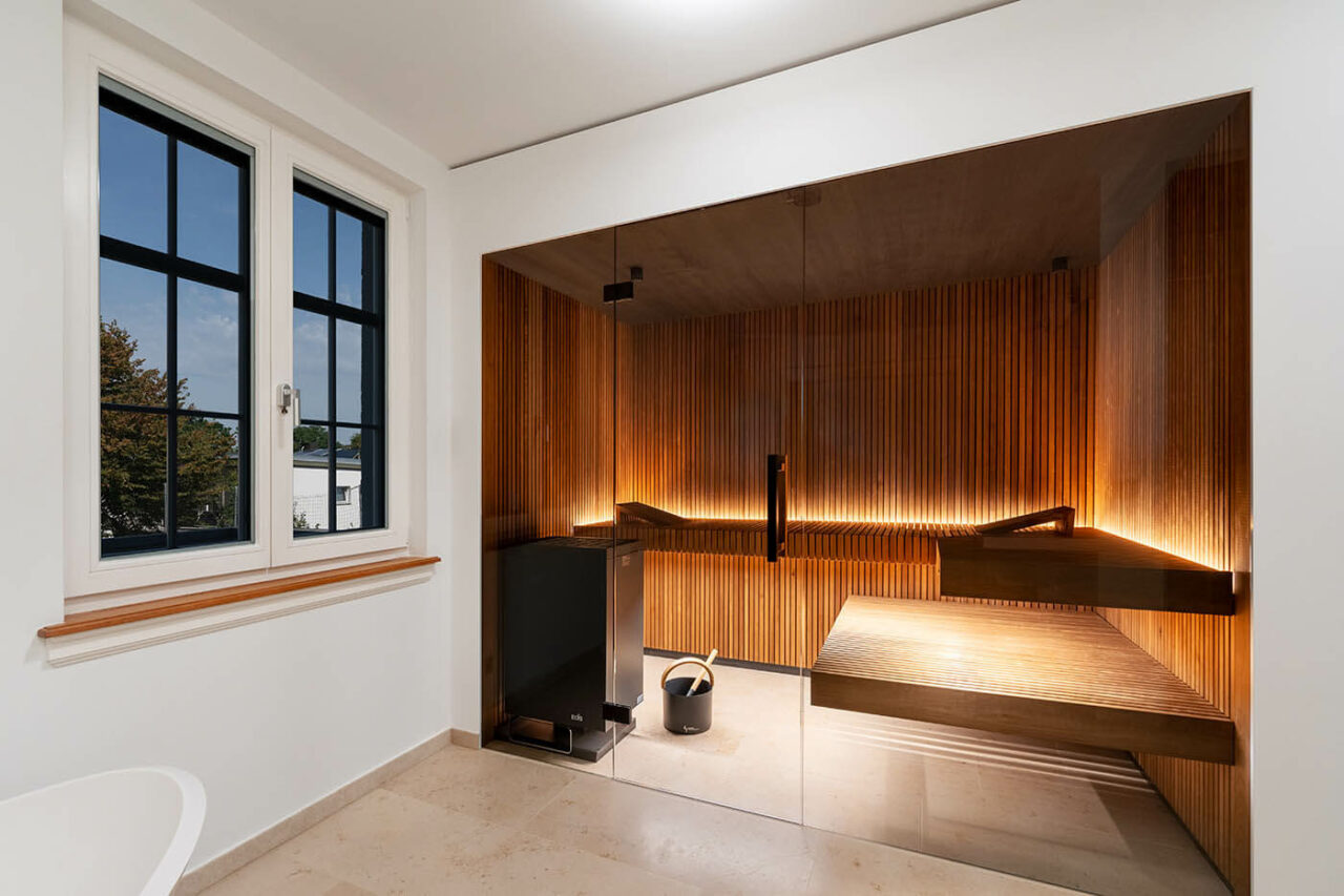 Sauna Massanfertigung in Thermo Espe in Stäbchenoptik mit Glasfront. Saunabau Münster.