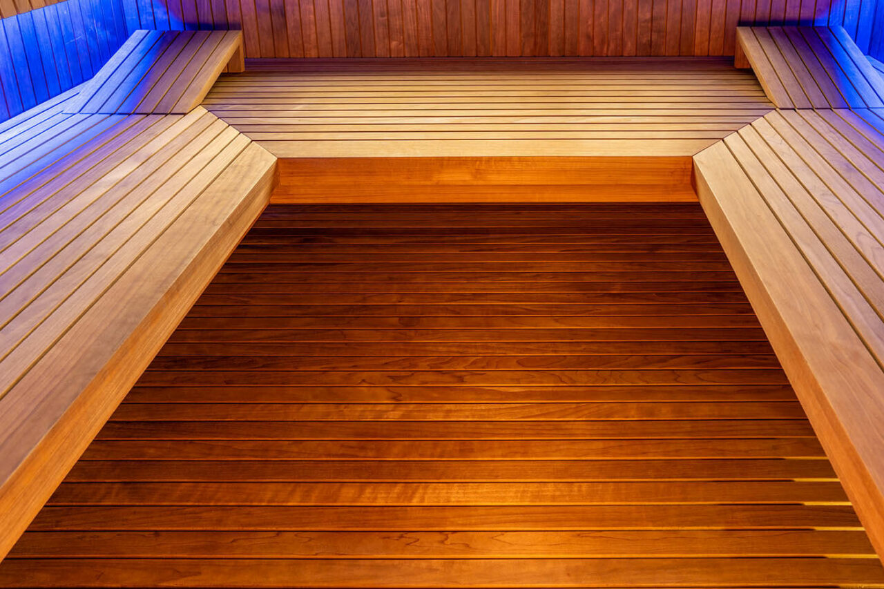 Design Sauna nach Maß mit Glasecke in Thermo-Espe Stäbchenoptik mit indirekter LED Rückenlehnenbeleuchtung und Außenfenster. Biosauna. Saunabau Münster.