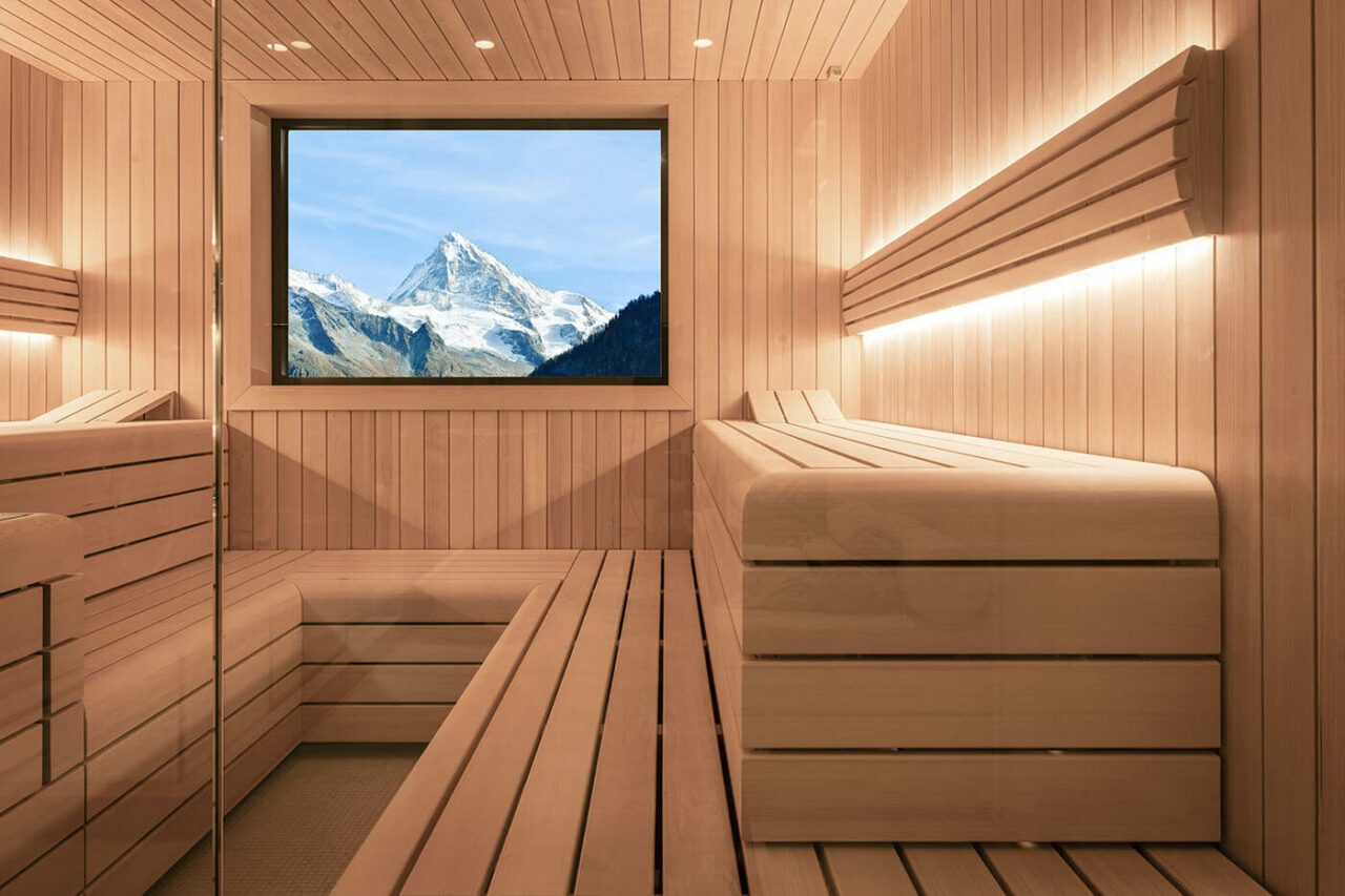 Design Sauna mit Außenfenster. Sauna nach Maß: Moderne Sauna mit Glasfront in hellem Hemlock Holz.