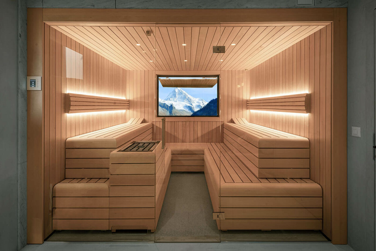 Design Sauna mit Außenfenster. Sauna nach Maß: Moderne Sauna mit Glasfront in hellem Hemlock Holz.