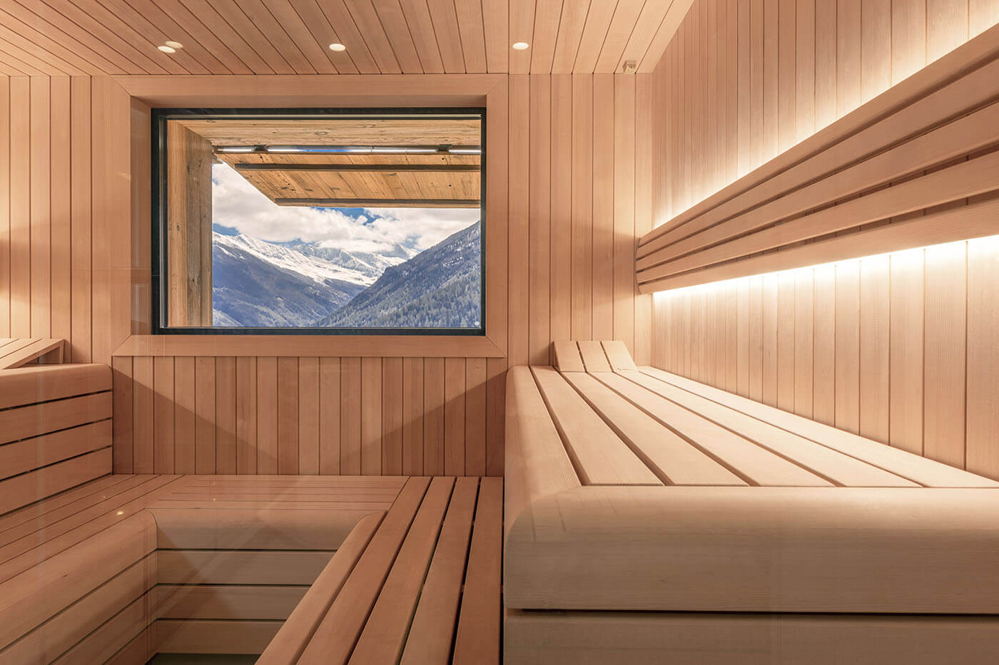 Design Sauna mit Außenfenster. Sauna nach Maß: Moderne Sauna mit Glasfront in hellem Hemlock Holz.