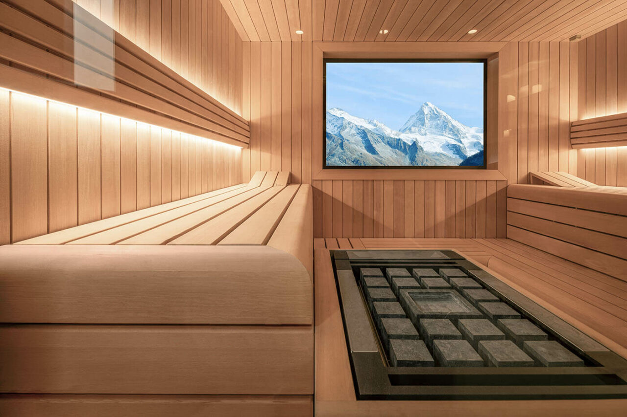 Design Sauna mit Außenfenster. Sauna nach Maß: Moderne Sauna mit Glasfront in hellem Hemlock Holz.