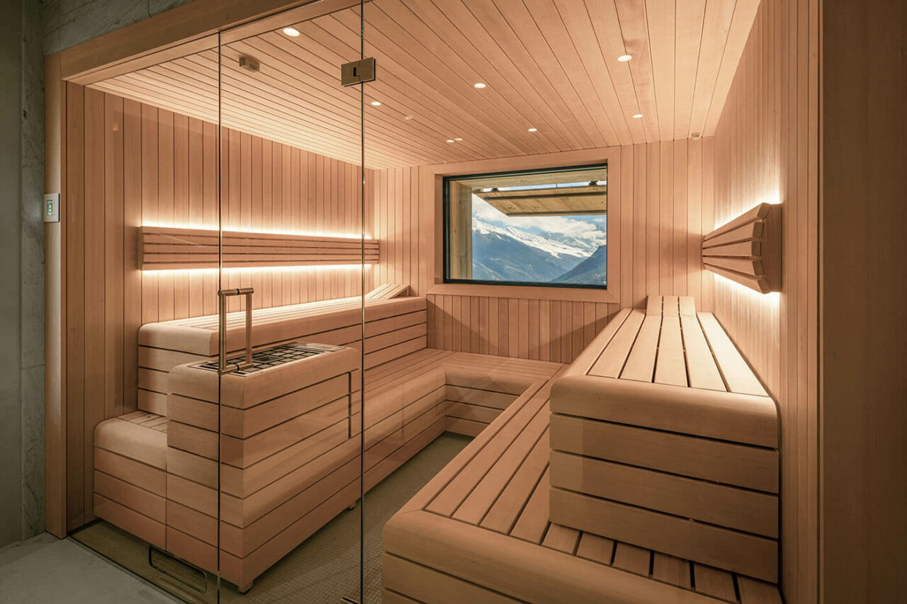 Design Sauna mit Außenfenster. Sauna nach Maß: Moderne Sauna mit Glasfront in hellem Hemlock Holz.
