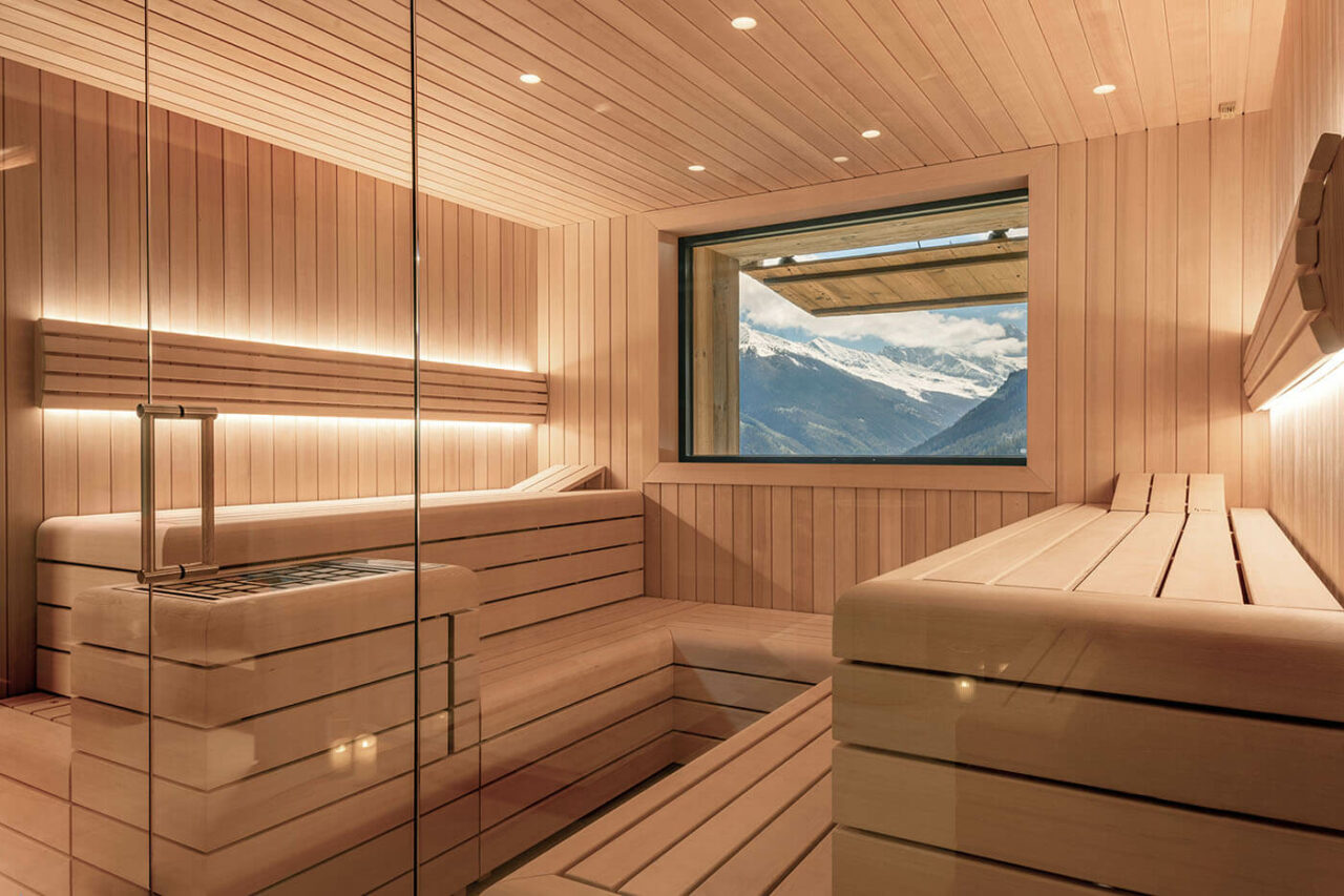 Design Sauna mit Außenfenster. Sauna nach Maß: Moderne Sauna mit Glasfront in hellem Hemlock Holz.
