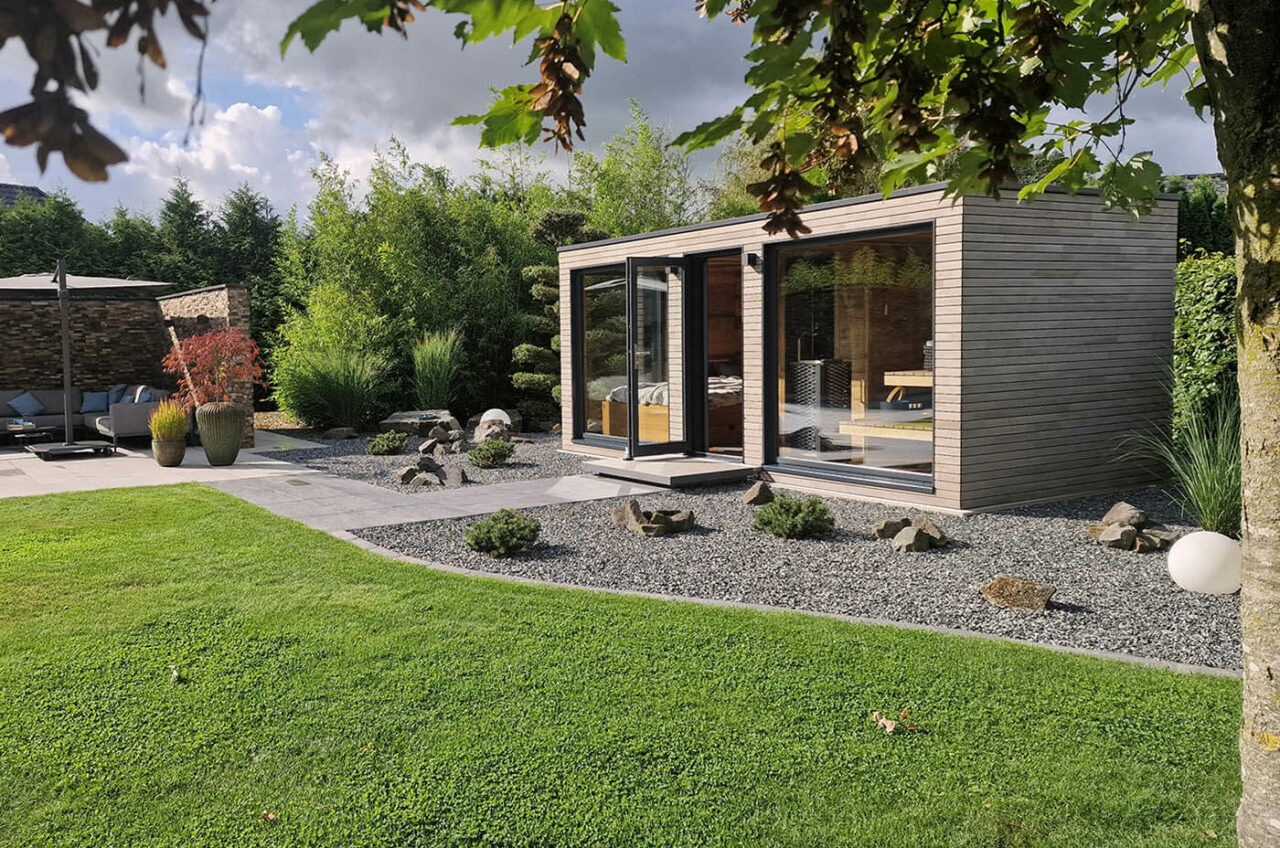 Moderne Gartensauna nach Maß: Maßanfertigung mit Altholzsauna, Dusche und Ruheraum. Große Glasfront. Außenverkleidung in Rhombus Profilholz. Direkt vom Hersteller: corso sauna manufaktur