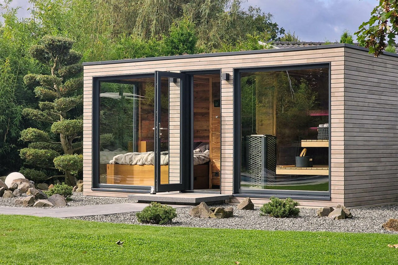 Moderne Gartensauna nach Maß: Maßanfertigung mit Altholzsauna, Dusche und Ruheraum. Große Glasfront. Außenverkleidung in Rhombus Profilholz. Direkt vom Hersteller: corso sauna manufaktur