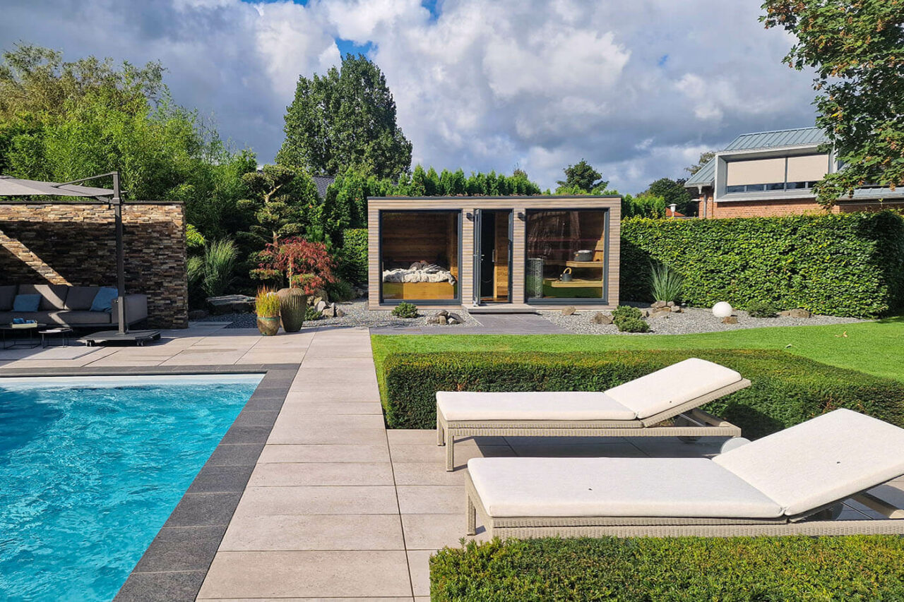 Moderne Gartensauna nach Maß: Maßanfertigung mit Altholzsauna, Dusche und Ruheraum. Große Glasfront. Außenverkleidung in Rhombus Profilholz. Direkt vom Hersteller: corso sauna manufaktur