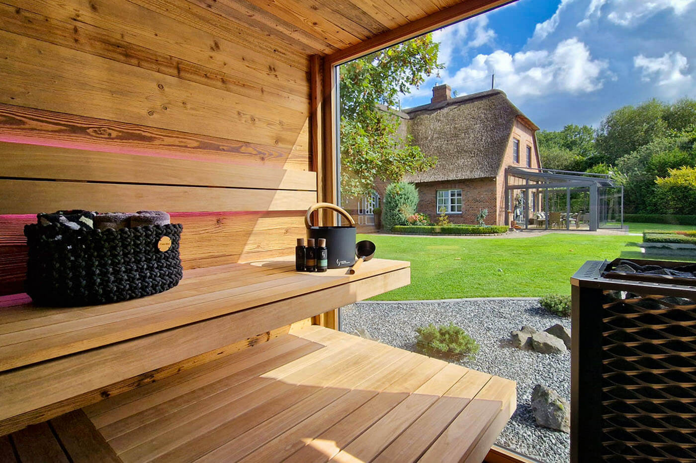Moderne Gartensauna nach Maß: Maßanfertigung mit Altholzsauna, Dusche und Ruheraum. Große Glasfront. Außenverkleidung in Rhombus Profilholz. Direkt vom Hersteller: corso sauna manufaktur