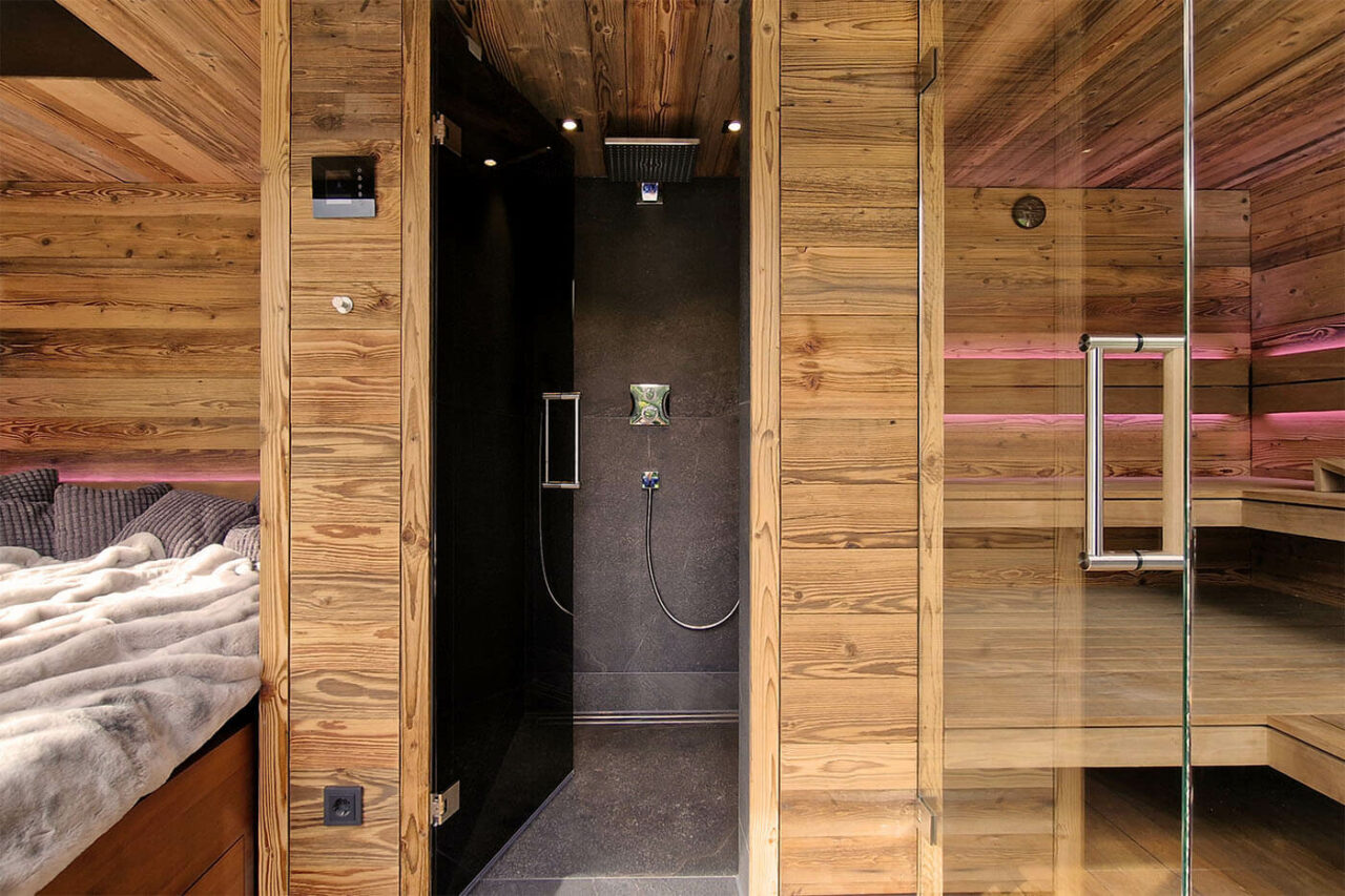Moderne Gartensauna nach Maß: Maßanfertigung mit Altholzsauna, Dusche und Ruheraum. Große Glasfront. Außenverkleidung in Rhombus Profilholz. Direkt vom Hersteller: corso sauna manufaktur