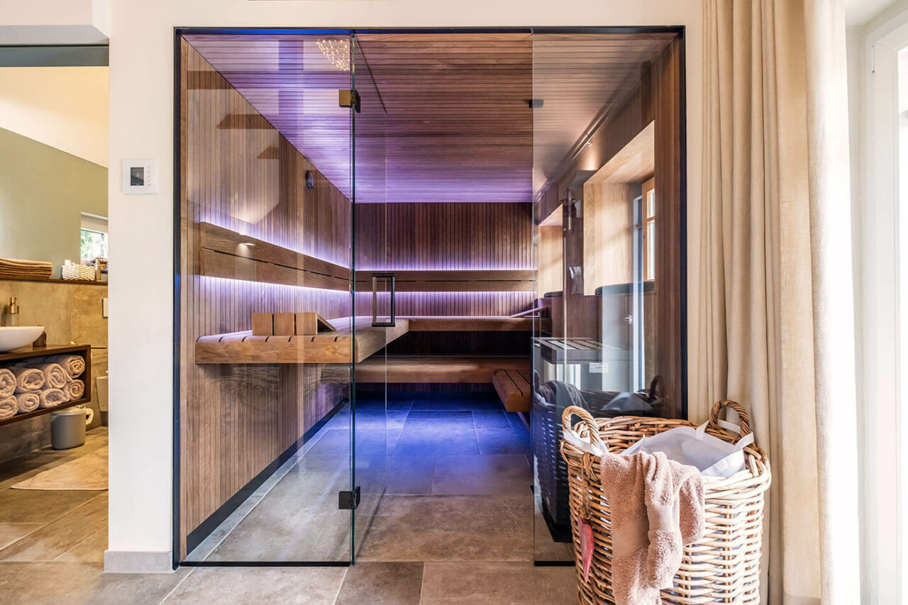 Sauna als Urlaubsinsel: Sauna mit Glasfront in Stäbchendesign. Direkt vom Saunahersteller. Maßanfertigung in eigener Manufaktur.
