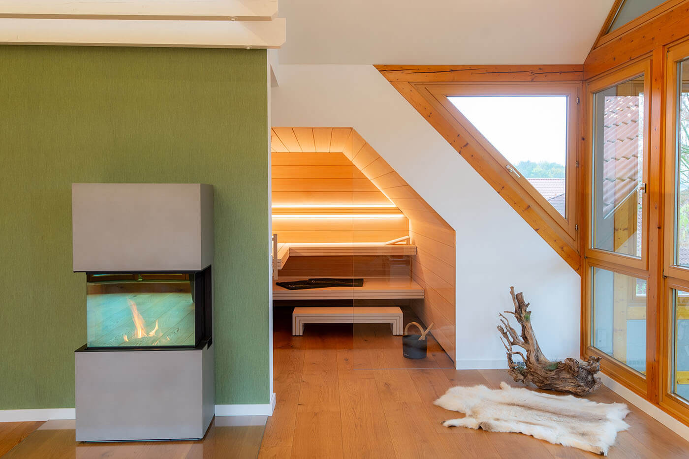 Sauna nach Maß: Hemlock Sauna mit Dachschräge und großer Glasfront.