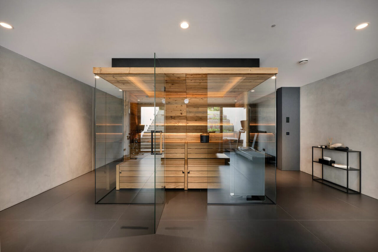 Moderne Altholz Sauna. Design Sauna nach Maß, dreiseitig verglast.