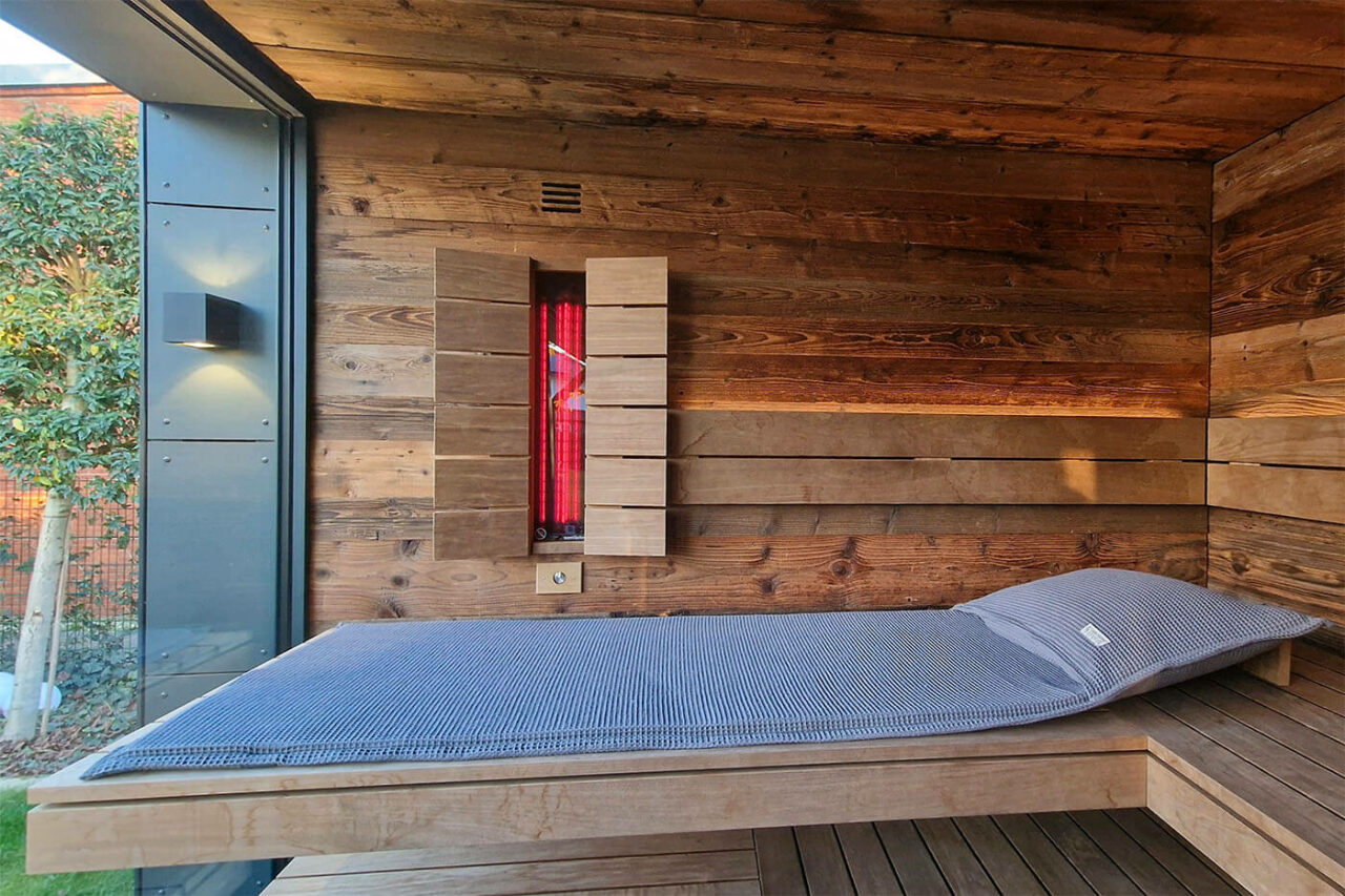 aussensauna altholz ruheraum dusche 12 | corso saunamanufaktur