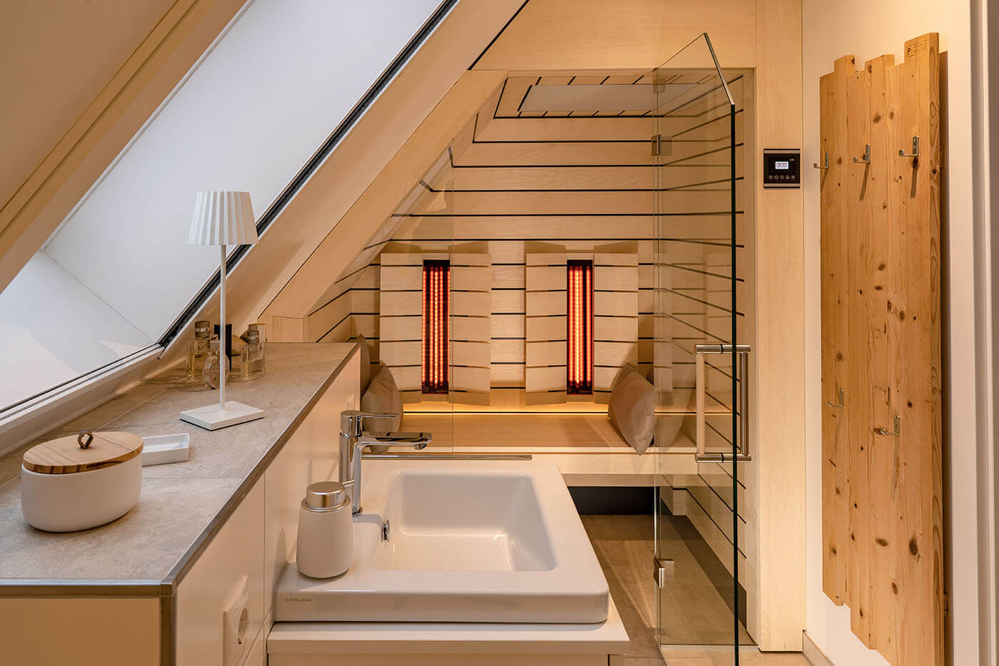 Infrarotkabine mit Glasfront in Dachschräge. Maßanfertigung corso sauna manufaktur