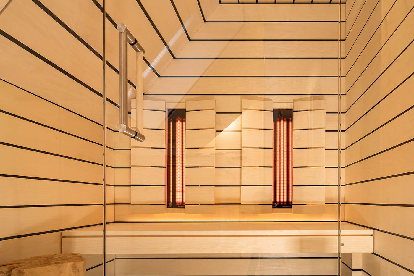 Infrarotkabine mit Glasfront in Dachschräge. Maßanfertigung corso sauna manufaktur