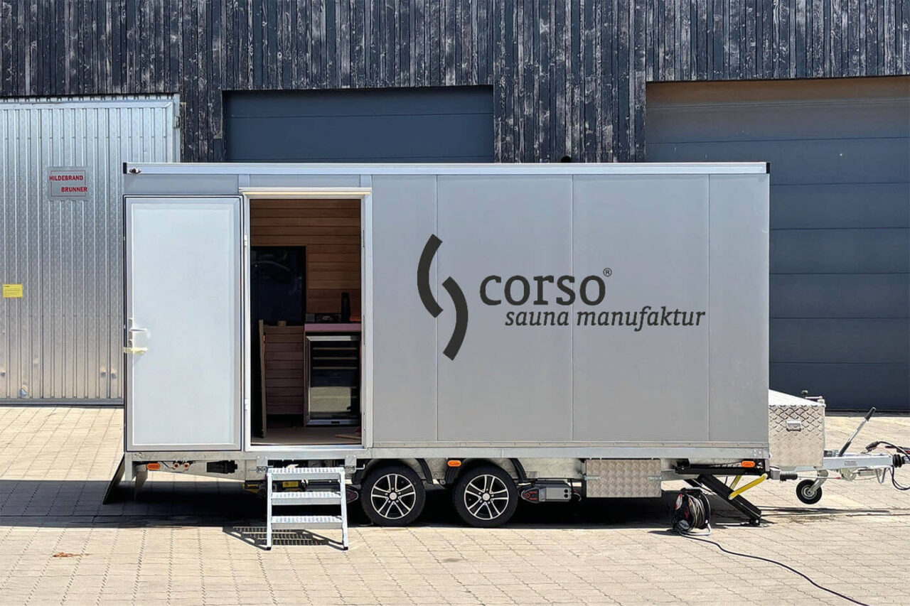 Mobiler Sauna-Eisbad-Trailer mit maßgeschneiderter Sauna, Kühlschrank und Eisbad.