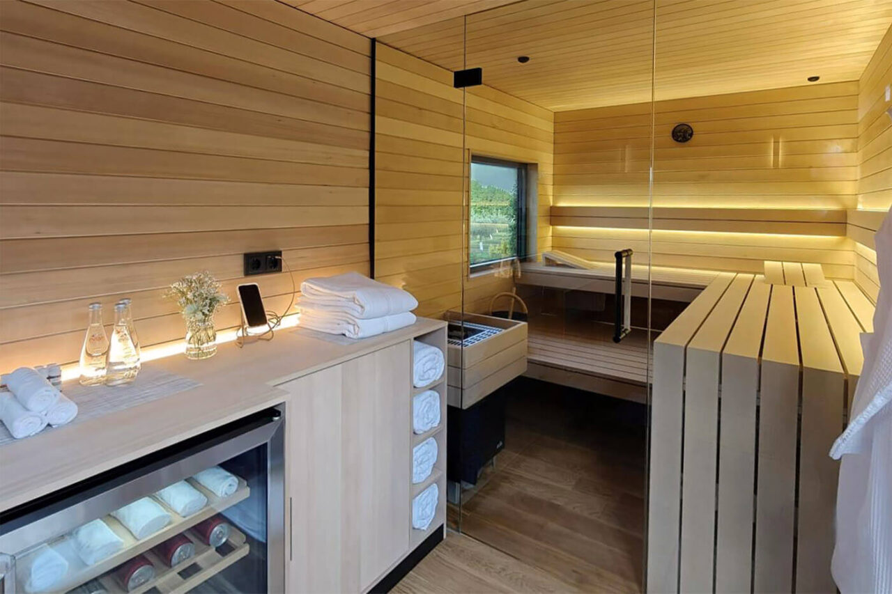 Mobiler Sauna-Eisbad-Trailer mit maßgeschneiderter Sauna, Kühlschrank und Eisbad.