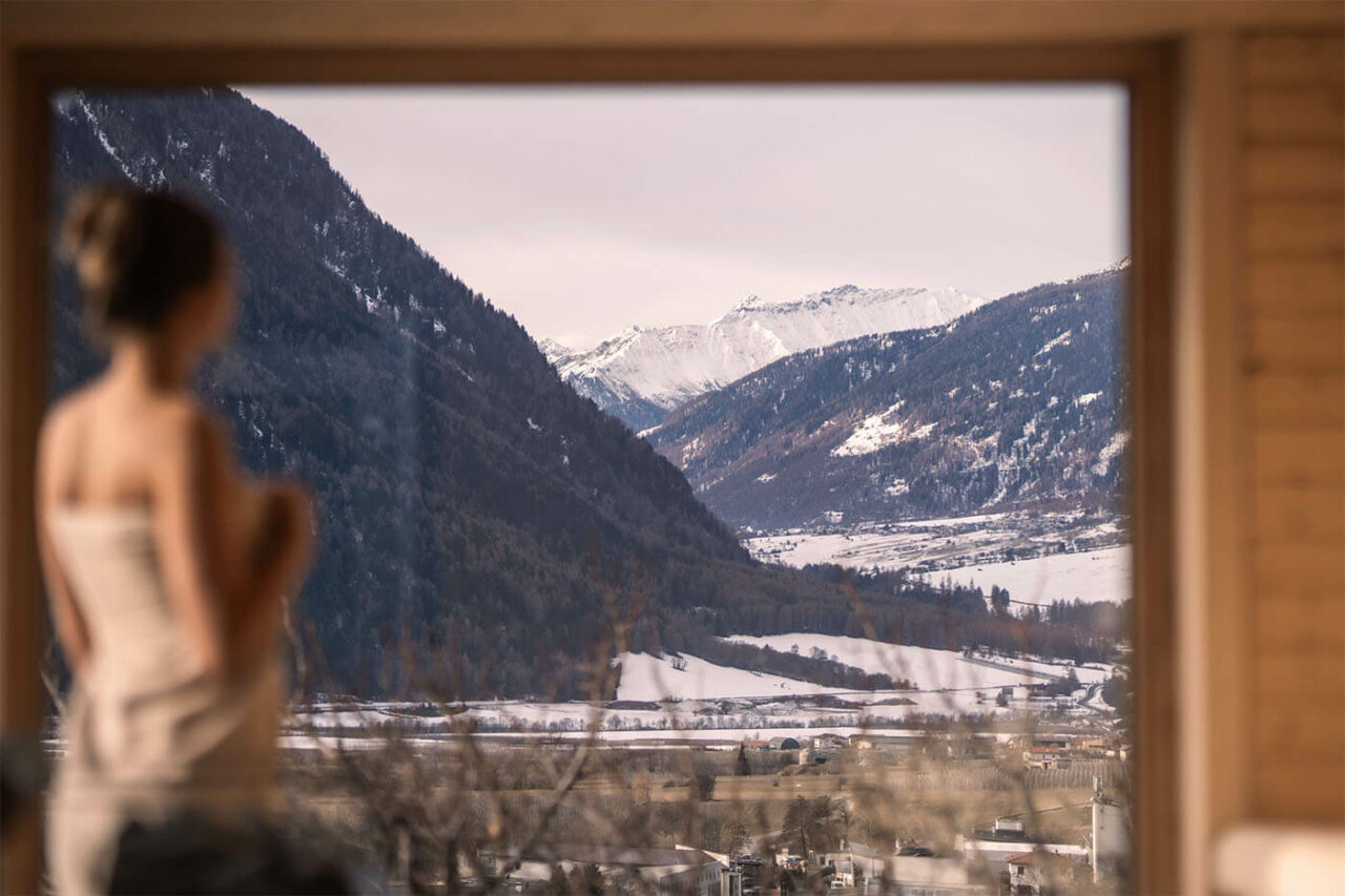 Panoramasauna: Große Glasfläche mit Blick auf die Südtiroler Bergwelt.