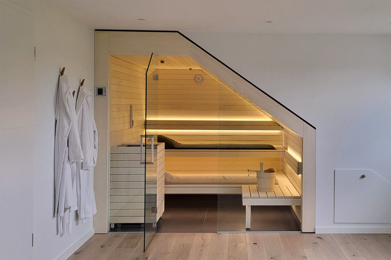Dachschrägen-Sauna in Espe mit Glasfront und LED-Beleuchtung. 