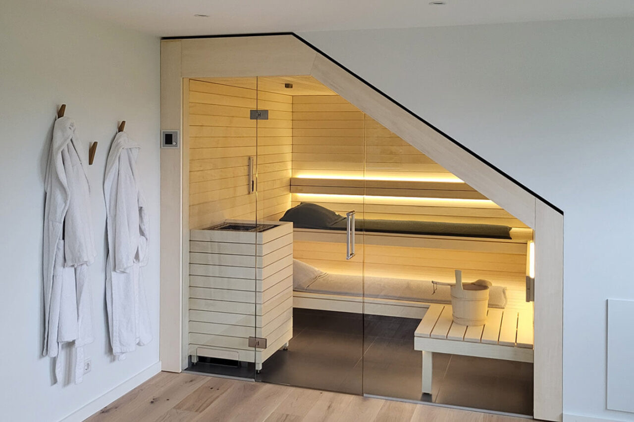 Dachschrägen-Sauna in Espe mit Glasfront und LED-Beleuchtung. 