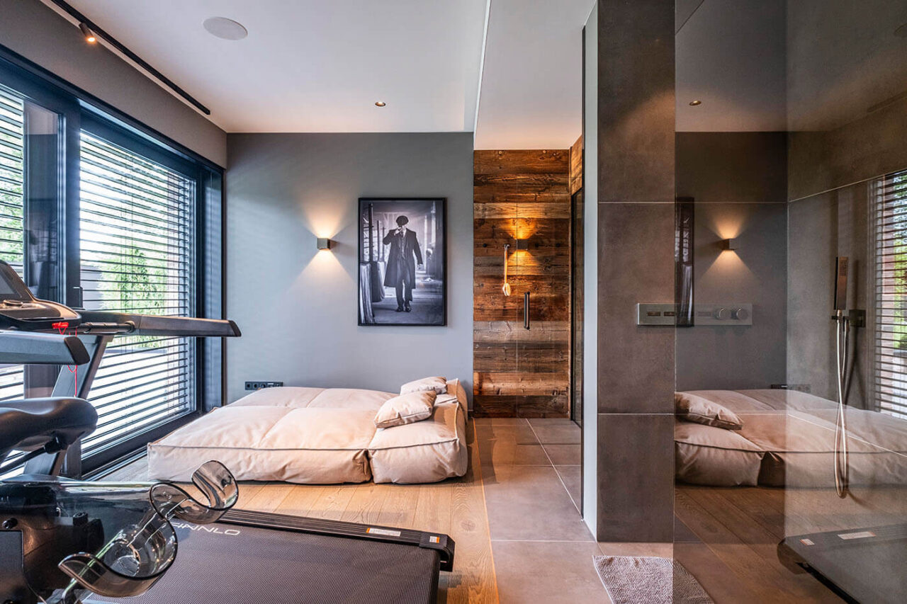 Altholzsauna mit Glasfront und nach außen fortgeführter Wand. Maßanfertigung direkt neben der Dusche.