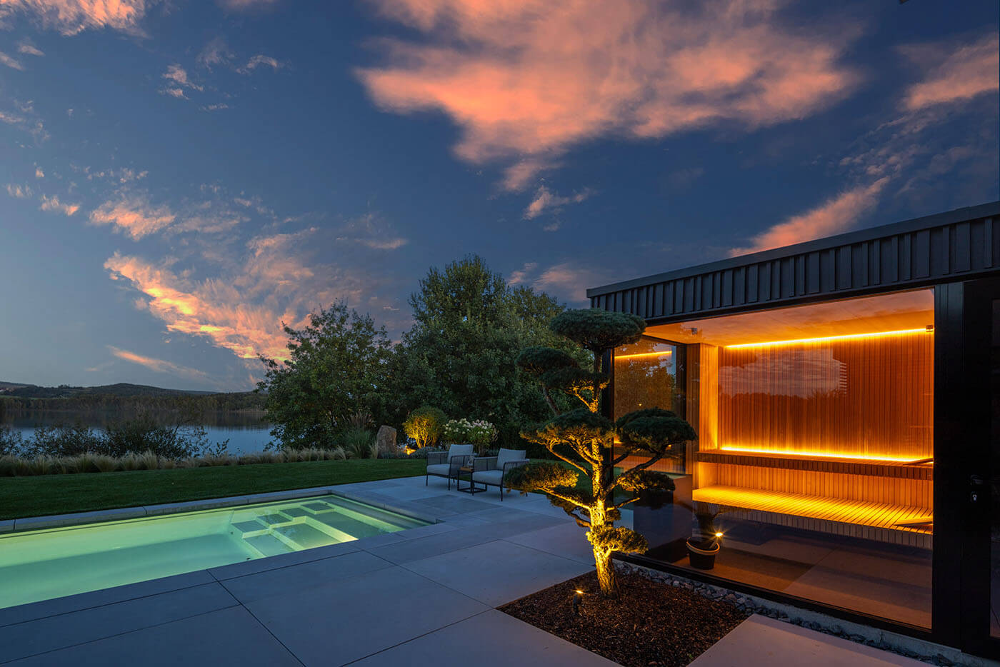 Gartensauna am Pool in Hemlockholz Stäbchenoptik mit gerader Vorderkante. Indirekte Beleuchtung mit LED.