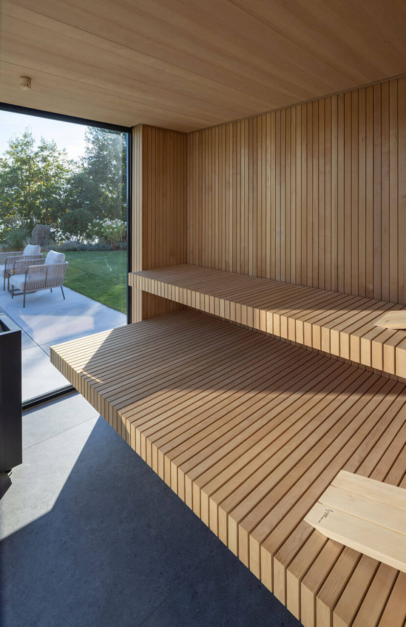 Gartensauna am Pool in Hemlockholz Stäbchenoptik mit gerader Vorderkante. Indirekte Beleuchtung mit LED.