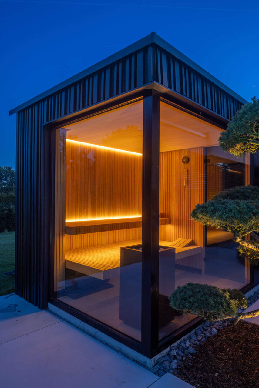 Gartensauna am Pool in Hemlockholz Stäbchenoptik mit gerader Vorderkante. Indirekte Beleuchtung mit LED.