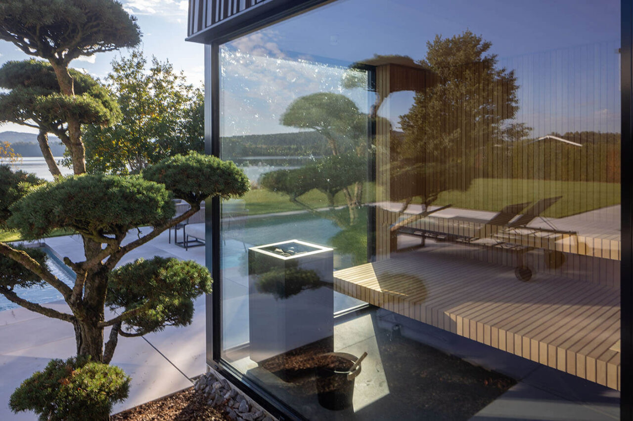 Gartensauna am Pool in Hemlockholz Stäbchenoptik mit gerader Vorderkante. Indirekte Beleuchtung mit LED.