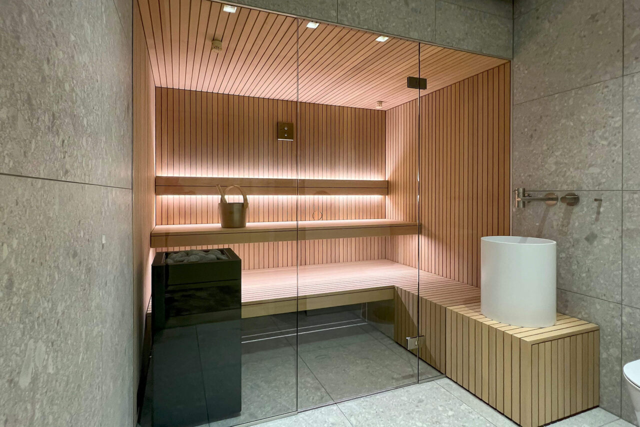 saunabau nach mass deutschland Sauna sur mesure : sauna Hemlock à l'aspect latté avec façade vitrée. Constructeur de saunas en Allemagne : corso sauna manufaktur