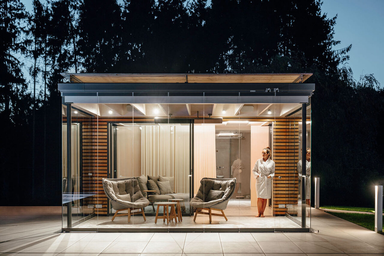 Poolhaus mit Sauna: Glaselemente von Solarlux, Altholzsauna von corso.