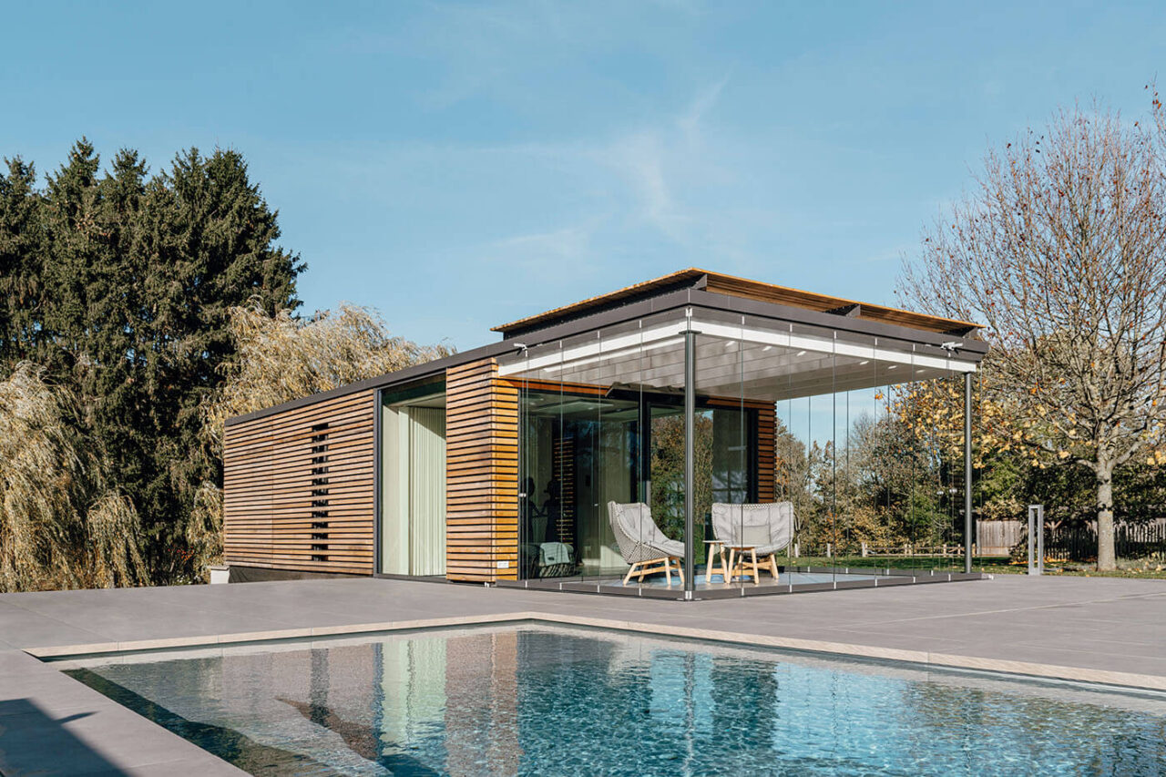 Poolhaus mit Sauna: Glaselemente von Solarlux, Altholzsauna von corso.